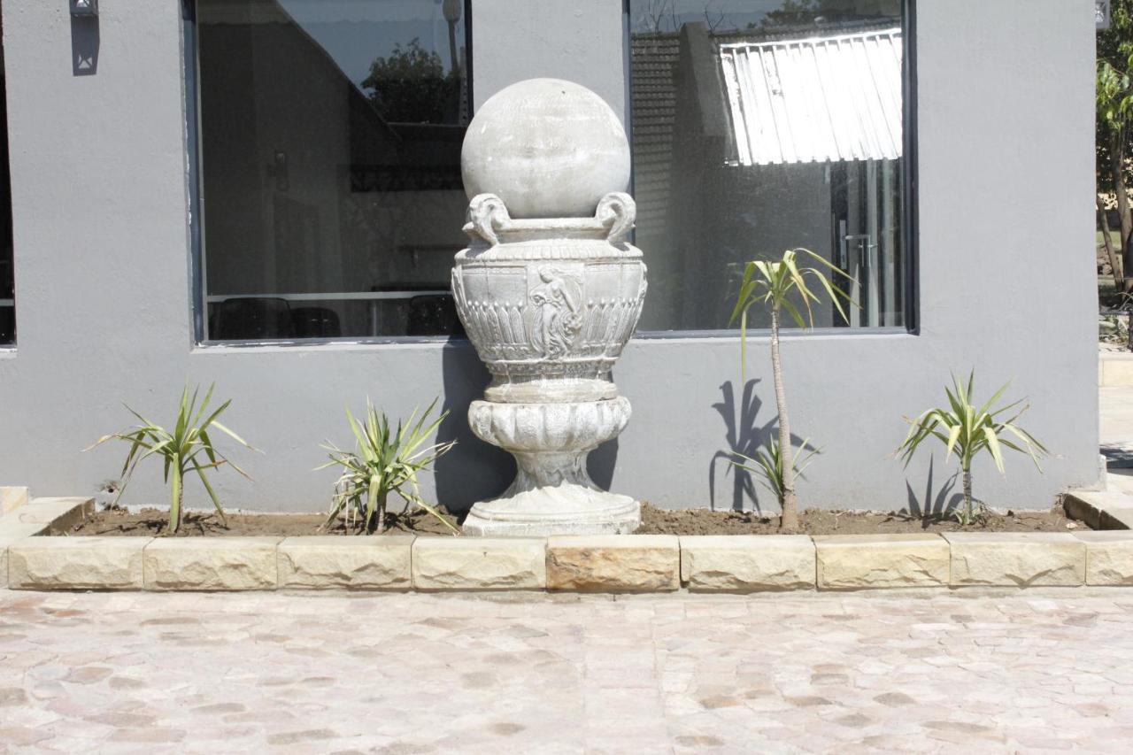 Le Grant Guesthhouse Aparthotel Kroonstad Exteriör bild